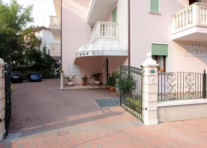 Nice Hotel Отель 3*