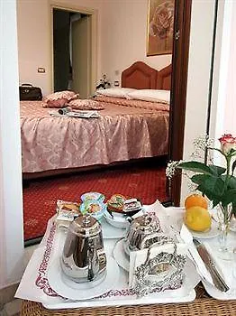 Nice Hotel Отель Местре